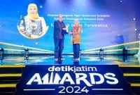 Khofifah Indar Parawansa saat menerima penghargaan dalam ajang DetikJatim Award 2024 di Dyandra Convention Center, Surabaya Senin (25/11/2024) malam (Istimewa)