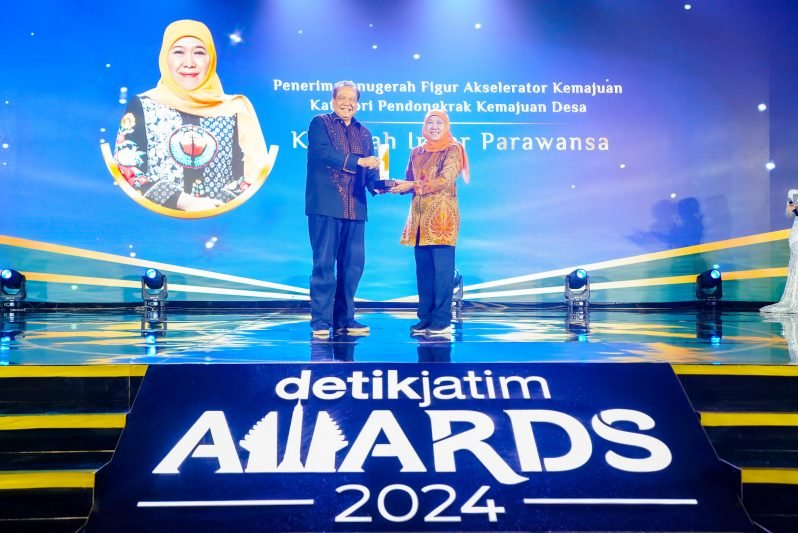 Khofifah Indar Parawansa saat menerima penghargaan dalam ajang DetikJatim Award 2024 di Dyandra Convention Center, Surabaya Senin (25/11/2024) malam (Istimewa)