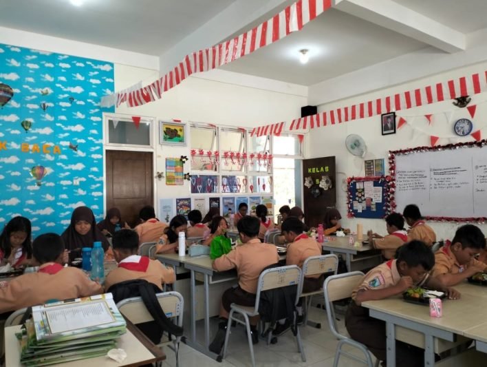 Uji coba makan bergizi di salah satu jenjang Sekolah Dasar (SD) di Surabaya (dok. Pemkot Surabaya)
