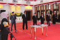 Dua dari kanan: Dhayfal Akbar, saat upacara pelantikan pejabat di Balai Kota Surabaya, Kamis (31/10/2024)