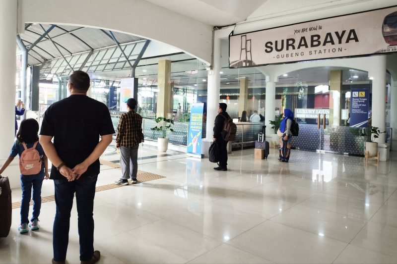 Pemutaran lagu kebangsaan Indonesia Raya di Stasiun Surabaya Gubeng, Minggu (24/11/2024) (dok. Humas KAI)