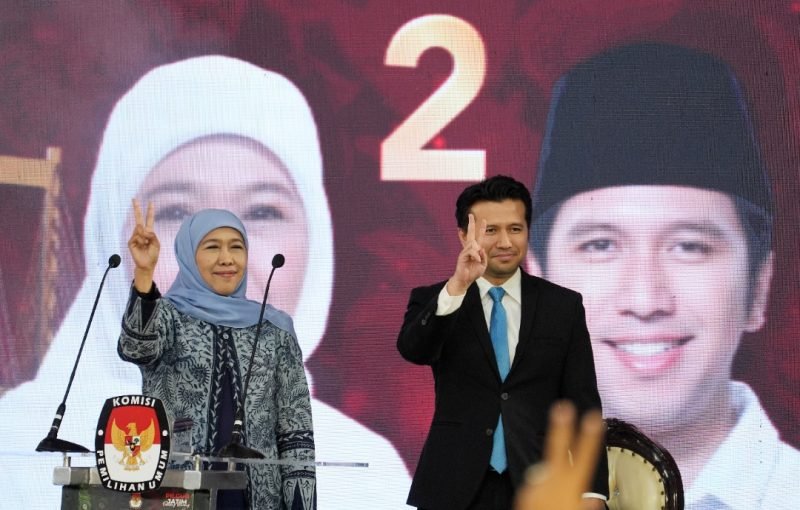 Paslon Gubernur dan Wakil Gubernur Jawa Timur, Khofifah Indar Parawansa dan Emil Elestianto Dardak dalam debat publik kedua di Grand City Surabaya, Minggu (3/11/2024) malam (Foto: S Hadi)