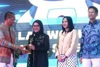 Reska Putri Ptaslita, Direktur Keuangan KAI Logistik (Kiri kedua, baju hitam) saat menerima penghargaan Stellar Workplace Award 2024 (dok. Hum KAI Logistik)