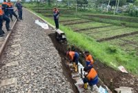 Proses perbaikan jalur kereta api (dok. Hum KAI Daop 8)