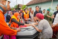 Khofifah Indar Parawansa saat meninjau lokasi banjir sekaligus menyalurkan bantuan untuk warga terdampak, Minggu (8/12/2024).