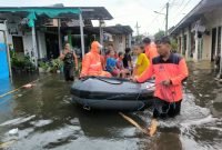 Tim Reaksi Cepat (TRC) BPBD Jatim bersama relawan membantu proses evakuasi warga (dok. BPBD Jatim)