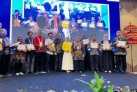 Prestasi ini diberikan Direktorat Pendidikan Profesi Guru, Direktorat Jenderal GTK Kemendikbudristek, dalam Simposium hasil Penjaminan Mutu PPG 2024 di Denpasar Bali, Kamis (12/12/2024). (dok. Humas Unesa)