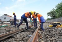 Petugas KAI Daop 8 Surabaya melakukan perawatan jalur kereta api (dok. Hum KAI Daop 8)