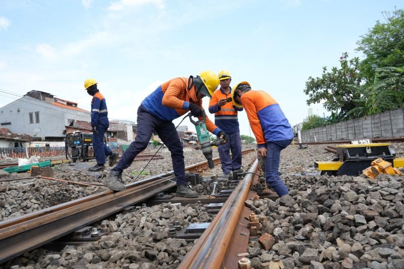 Petugas KAI Daop 8 Surabaya melakukan perawatan jalur kereta api (dok. Hum KAI Daop 8)