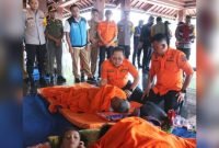 Pj Gubernur Jatim, Adhy Karyono, saat meninjau lokasi bencana banjir di Kabupaten Ponorogo, Senin (16/12/2024). (dok. Pemprov Jatim)