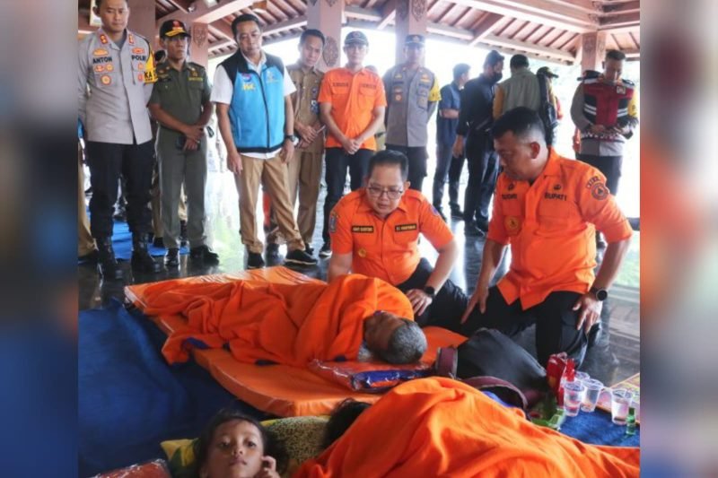 Pj Gubernur Jatim, Adhy Karyono, saat meninjau lokasi bencana banjir di Kabupaten Ponorogo, Senin (16/12/2024). (dok. Pemprov Jatim)