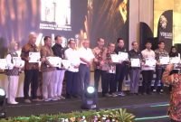 Penghargaan diserahkan dalam acara yang digelar di Gedung D, Kemdiktisaintek, Jakarta, Senin (6/12/2024) (Foto: dok. Hum PENS)