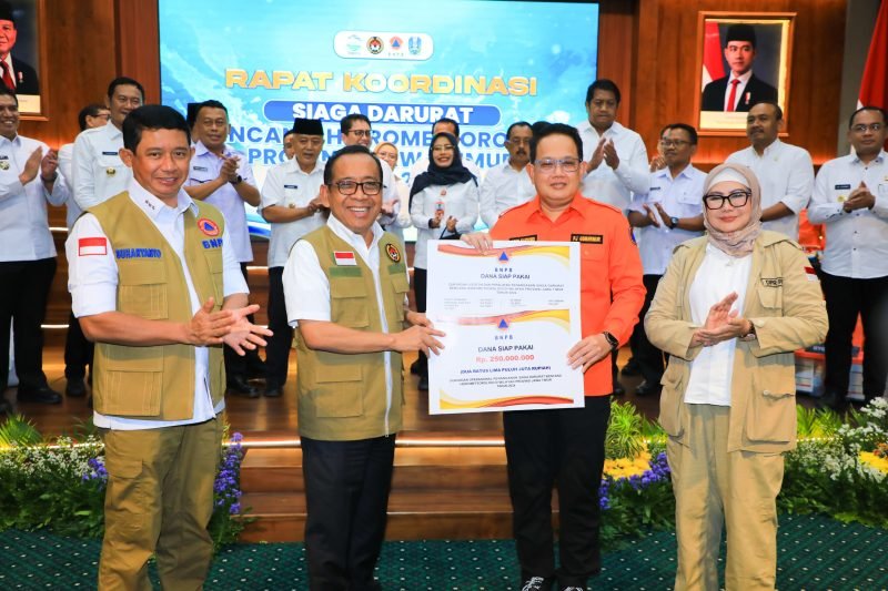 Rakor Siaga Darurat Bencana Hidrometeorologi Tahun 2024 Wilayah Provinsi Jawa Timur di Gedung Negara Grahadi, Surabaya, Selasa (17/12/2024) (Foto: dok. Pemprov Jatim)