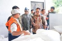Pj Gubernur Jawa Timur, Adhy Karyono, saat berkunjung di BMKG Juanda, pada Kamis (19/12/2024). (dok. Pemprov Jatim)