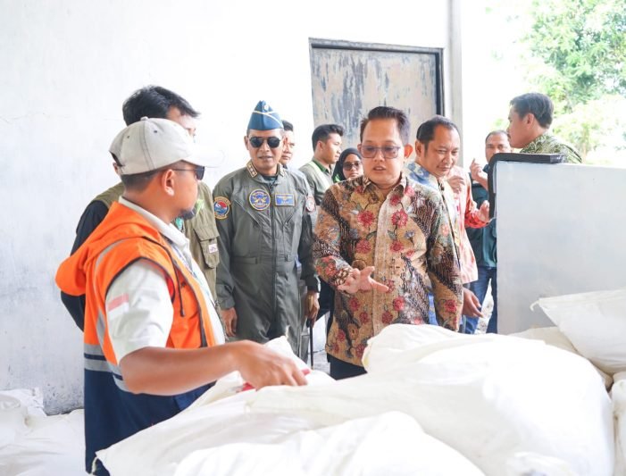 Pj Gubernur Jawa Timur, Adhy Karyono, saat berkunjung di BMKG Juanda, pada Kamis (19/12/2024). (dok. Pemprov Jatim)