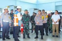 Kapolri Jenderal Listyo Sigit Prabowo dan Panglima TNI Jenderal Agus Subiyanto, saat meninjau kesiapan Posko Terpadu di Pelabuhan Tanjung Perak Surabaya, Jumat (20/12/2024).