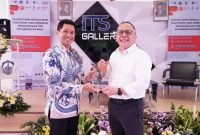 Dari kanan: Kepala BRIN saat memberikan penghargaan Top Kolaborator BRIN periode 2021 - 2024 kepada Rektor ITS (Humas ITS)
