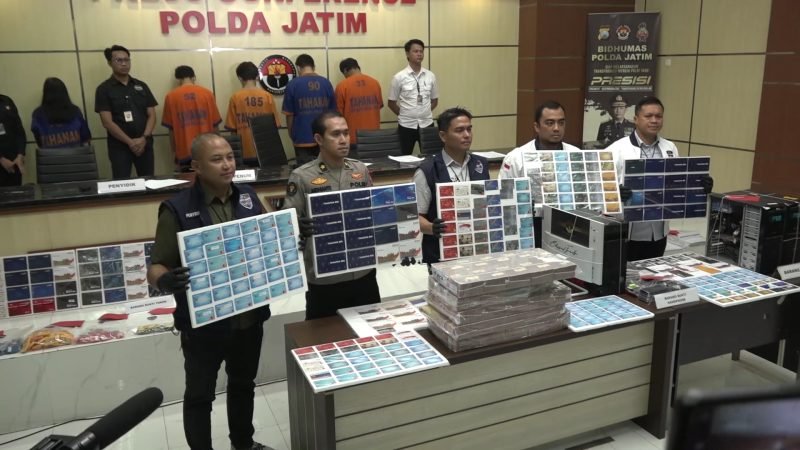 Konferensi pers ungkap kasus jaringan judi online internasional yang berlangsung di Mapolda Jawa Timur, Kamis (12/12/2024) (S Hadi/Istimewa)