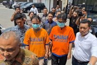 Kedua orang tersangka saat diamankan di Mapolda Jawa Timur (Foto: S Hadi)