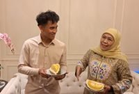 Calon Gubernur Jawa Timur terpilih, Khofifah Indar Parawansa, saat menerima kunjungan Pebalap Moto2 asal Magetan, Mario Suryo Aji, Selasa (7/1/2025).