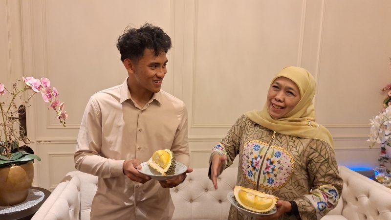Calon Gubernur Jawa Timur terpilih, Khofifah Indar Parawansa, saat menerima kunjungan Pebalap Moto2 asal Magetan, Mario Suryo Aji, Selasa (7/1/2025).