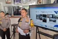 Dirlantas Polda Jatim, Kombes Pol Komarudin, saat memberikan keterangan pers kepada awak media.