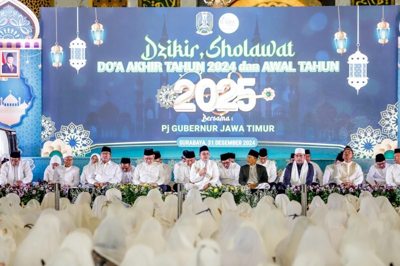 Acara dzikir, sholawat dan do’a bersama di Masjid Nasional Al Akbar Surabaya, Selasa (31/12/2024) (dok. Pemprov Jatim)