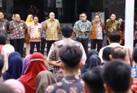 Pj Gubernur Jawa Timur, Adhy Karyono, saat memimpin Apel Pagi Awal Tahun 2025 di Halaman Kantor Sekretariat Daerah Provinsi Jatim, Surabaya, Kamis (2/1/2025).