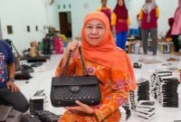 Khofifah Indar Parawansa, saat melakukan kunjungan ke sentra produksi kulit di Tulangan, Sidoarjo, Rabu (8/1/2025).