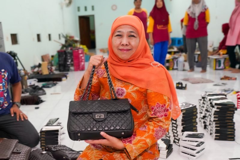 Khofifah Indar Parawansa, saat melakukan kunjungan ke sentra produksi kulit di Tulangan, Sidoarjo, Rabu (8/1/2025).