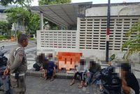 Keenam remaja saat diamankan Satpol PP Surabaya.