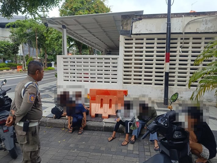 Keenam remaja saat diamankan Satpol PP Surabaya.