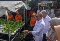 Menko Pangan Zulkifli Hasan, saat meninjau Kosagrha Lestari di Medayu Selatan, Medokan Ayu, Rungkut, Surabaya, Senin (10/2/2025).
