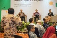 Depan tengah: Kepala Dindik Jawa Timur, Aries Agung Paewai, saat menjadi pembicara dalam acara Google for Education di Yogyakarta, Kamis (13/3/2025).