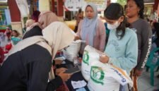 dok. Penyaluran bantuan pangan berupa beras (Hum Pemkot Mojokerto)