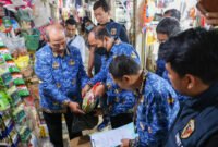 Satgas Pangan Kota Surabaya saat melakukan sidak beras di pasar, Kamis (17/7/2025).