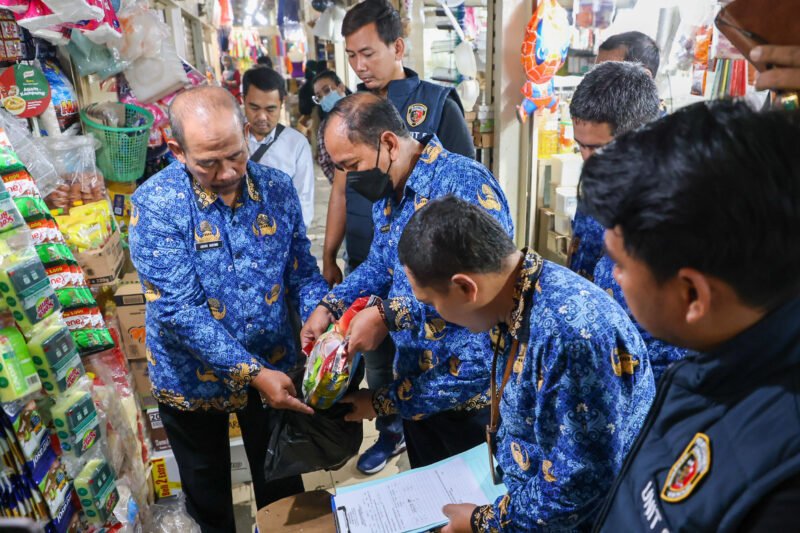 Satgas Pangan Kota Surabaya saat melakukan sidak beras di pasar, Kamis (17/7/2025).