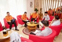 dok. Tim dari Basarnas saat bertemu Wakil Bupati Banyuwangi, Mujiono, di Banyuwangi, Jumat (18/7/2025) (Foto: Pemkab Banyuwangi)
