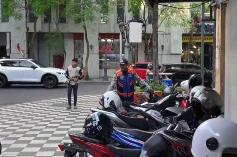 Parkir di kawasan Jalan Tunjungan Surabaya (dok. Pemkot Surabaya)