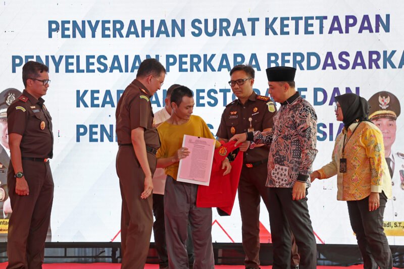 Acara penyerahan surat ketetapan penyelesaian perkara berdasarkan keadilan restoratif di UPTD Liponsos Keputih, Surabaya, Jumat (29/8/2025).