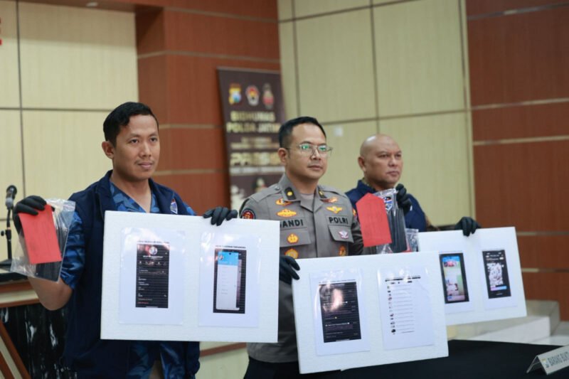 Konferensi pers ungkap kasus penyebaran konten pornografi anak di Mapolda Jatim, Jumat (15/8/2025).