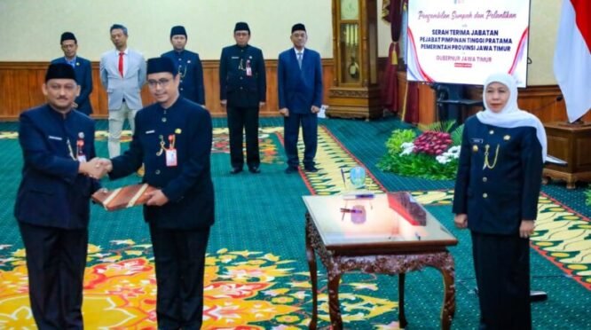 Upacara pelantikan Pejabat Pimpinan Tinggi Pratama di lingkungan Pemprov Jawa Timur di Gedung Negara Grahadi, Surabaya, Selasa (14/7/2026). (Foto: Adpim Jatim)