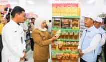 Gubernur Jawa Timur Khofifah Indar Parawansa, saat meninjau Koperasi Desa/Kelurahan Merah Putih. (dok. Adpim Jatim)