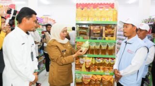 Gubernur Jawa Timur Khofifah Indar Parawansa, saat meninjau Koperasi Desa/Kelurahan Merah Putih. (dok. Adpim Jatim)