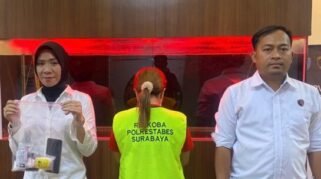 Terduga pelaku penyalahgunaan narkotika saat diamankan aparat kepolisian. (dok. Satresnarkoba Polrestabes Surabaya)