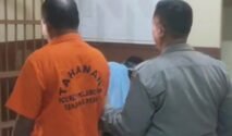 Terduga pelaku pencurian handphone saat diamankan aparat kepolisian (Hum/Res Perak)