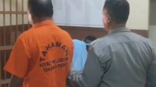 Terduga pelaku pencurian handphone saat diamankan aparat kepolisian (Hum/Res Perak)