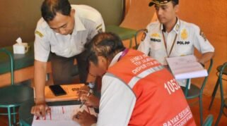 Petugas melakukan penertiban juru parkir (dok. Pemkot Surabaya)