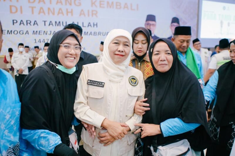 Gubernur Jawa Timur Khofifah Indar Parawansa saat menyambut kepulangan jamaah haji di Asrama Haji Surabaya, Rabu (1/7/2026). (Foto: Adpim Jatim)