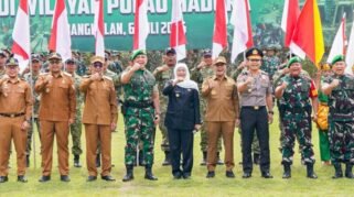 Upacara pembukaan Bakti TNI Angkatan Darat untuk Rakyat Tahun 2026 di Alun-alun Kabupaten Bangkalan, Senin (6/7/2026). Foto: Adpim Jatim